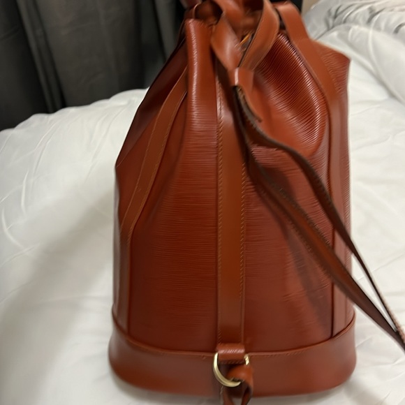 LOUIS VUITTON Randonnee PM
M43083 Kenyan Brown Epi Backpack - Picture 4 of 10